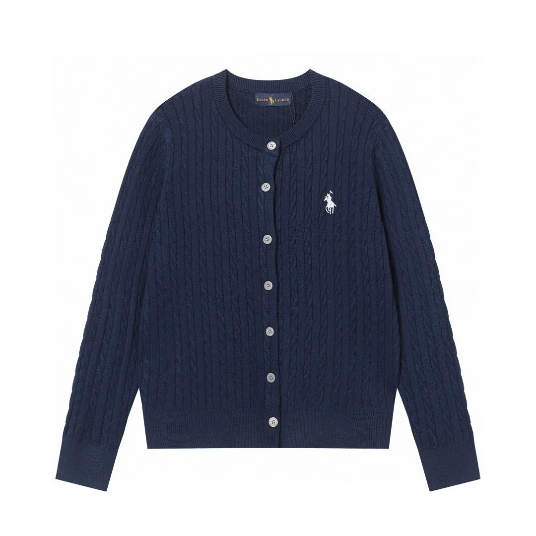 P166 Style No.: 602 -Ralph Lauren RL cardigan with classic war horse logo embroidery on the chest, long-sleeved sweater sweater jacket -The item is made of custom-dyed and custom-spun yarn, purchased from the original version. A full set of customized accessories. Details determine success or failure. Heavy new autumn and winter style. The weight of the item is as high as 800 grams. It is soft and delicate and does not tie the body. The upper body effect is very nice. Loose fit. Women's style. -Color: black, off-white, milk tea, light gray, dark gray. Navy blue red khaki red - Size: S / M / L S size 80-100 catties M size 100-120 catties Large size 120-135 catties